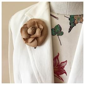 Chanel-Spilla vintage in lino con fiore di camelia Chanel-Cammello