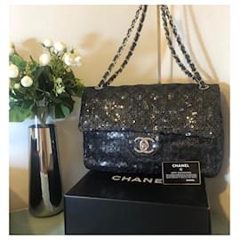 Chanel-Sac à rabat classique Jumbo en maille à sequins noirs cachés de Chanel avec quincaillerie argentée-Noir