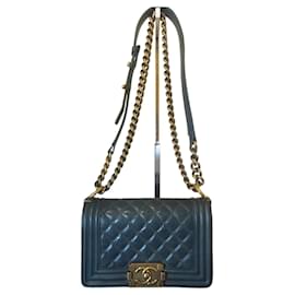 Chanel-Chanel Blaue gesteppte glasierte Kalbsleder-Small-Boy-Tasche mit antikem Gold-Hardware.-Blau