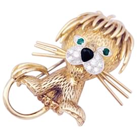 Autre Marque-Van Cleef & Arpels brooch, “Ruffled Lion”, In yellow gold, diamants, emeralds and enamel.-Other