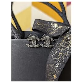 Chanel-Boucles d'oreilles logo CC A17K Classic Crystal avec boîte en ruthénium et quincaillerie.-Noir