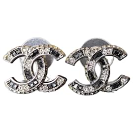 Chanel-Boucles d'oreilles logo CC A15B, classiques, avec cristaux, clous, boîte.-Noir