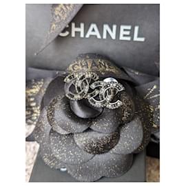 Chanel-Boucles d'oreilles logo CC A15B, classiques, avec cristaux, clous, boîte.-Noir