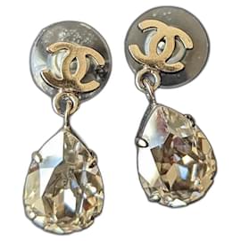 Chanel-Boucles d'oreilles en cristal en forme de goutte avec logo CC A13V, boîte et étiquettes.-Argenté