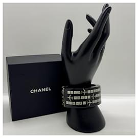 Chanel-Braccialetto bangle nero in resina con logo CC 16S Airlines Paris 005 e scatola.-Nero