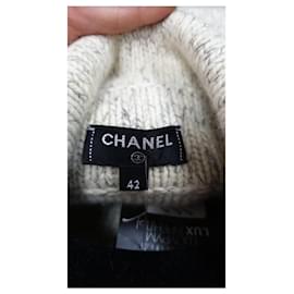 Chanel-Neuer Chanel 16A Kaschmir-Mantel mit CC-Logo-Knöpfen.-Beige