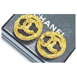 Chanel-Aretes Chanel con botón, clip en color dorado y negro 93P.-Negro
