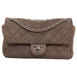 Chanel-Bolsa de ombro pequena Chanel clássica marrom com aba forrada de camurça-Marrom