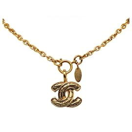 Chanel-Colar com pingente Chanel CC em ouro-Dourado