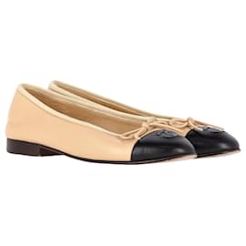 Chanel-Chanel CC Cap Toe Bow Ballerinas aus beigem Lammleder-Braun,Beige