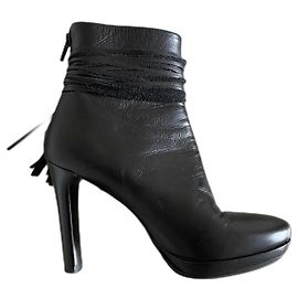 Autre Marque Botas ou botins de couro preto T. 37,5 com tira no tornozelo e um pompom. Preto