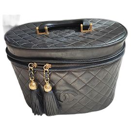 Large black leather Chanel vanity case. Used, good condition. Spacious. Condition 5/10. Black