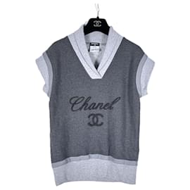 Chanel-Chaleco con el súper elegante logo de CC-Gris