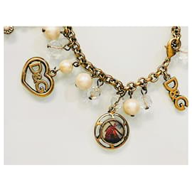 Dolce & Gabbana-Wunderschönes seltenes Vintage-Armband von DOLCE & GABBANA aus vergoldetem Stahl mit Cameo-Kreuz und verschiedenen Anhängern.-Golden