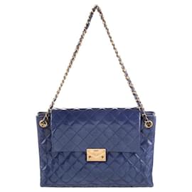 Chanel-Bolsa Chanel em couro de cabra azul patente com aba de envelope e acordeão.-Azul