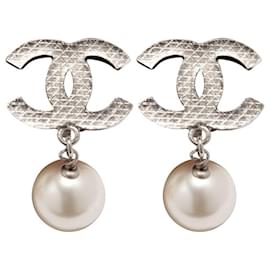 Chanel-Chanel Clips Plata Grandes CC Grandes Pendientes de clip de perlas elegantes.-Plata