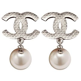 Chanel Clips Silber Große CC Große Schmuckperlen-Clip-Ohrringe Silber