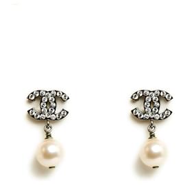 Chanel-Boucles d'oreilles Chanel à clous moyens noirs en argent CC moyens avec perle fantaisie.-Silvery