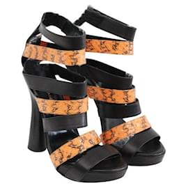 Autre Marque-Sandalen aus schwarzem Schaum mit orangefarbenen Python-Lackriemen-Schwarz