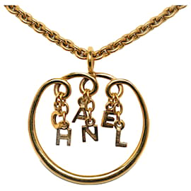 Chanel-Collar con colgante de cadena con letras doradas de Chanel-Dorado