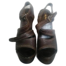 Sandales slingback Prada en daim marron foncé à clous Marron foncé