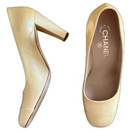 Chanel-Sapatos de salto alto CHANEL em verniz dourado claro iridescente T. 38-Dourado