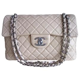 Chanel-Klassische Chanel-Tasche in Beige-Beige