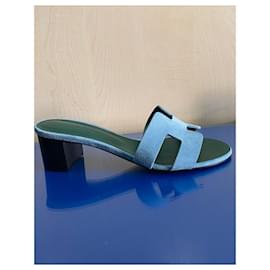 Hermès-Sandalias Hermes Oasis con tacón emblemáticas de la Maison en cabritilla de ante, borde cortado vivo-Verde,Azul claro