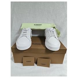 Burberry-Sneaker in pelle con dettagli con righe-Bianco