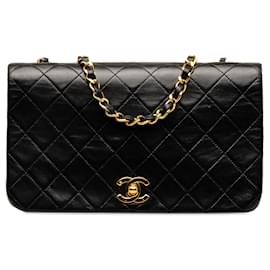 Chanel-Schwarze Chanel CC Umhängetasche aus gestepptem Lammleder mit durchgehender Klappe-Schwarz