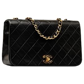 Chanel-Schwarze Chanel CC Umhängetasche aus gestepptem Lammleder mit durchgehender Klappe-Schwarz