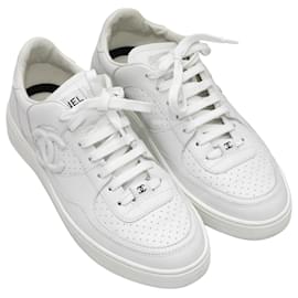 Chanel-Zapatillas bajas CC de cuero Chanel blancas Talla 39-Blanco