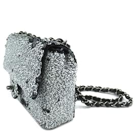 Chanel-Silberne Chanel-Umhängetasche mit kleinen Pailletten und einer Klappe -Silber