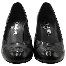 Chanel-Zapatos de salón Chanel CC con puntera en cuero negro-Negro