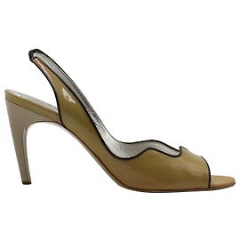 Roger Vivier Roger Viver Wavy Peep-Toe Slingback-Sandalen aus Kamel-Lackleder Gelb Kamel