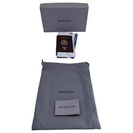 Balenciaga-Portefeuille à deux volets Balenciaga Passport en cuir noir-Noir