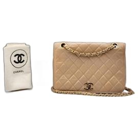 Chanel-Bolso clásico de solapa única de Chanel con herrajes de oro de 24 quilates.-Beige