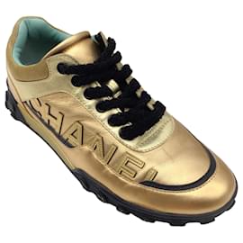 Autre Marque-Chanel Dourado Metálico / Tênis cano baixo de couro com logo preto embelezado-Dourado