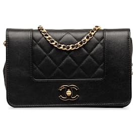 Chanel-Portafoglio Chanel Mademoiselle nero su borsa a tracolla con catena-Nero