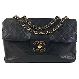 Chanel-Bolsa de ombro com aba única Chanel Maxi XL preta em pele de cordeiro-Preto