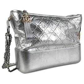 Chanel-Silberne Chanel Gabrielle Crossbody-Tasche aus mittelgroßem Kalbsleder-Silber