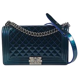 Chanel-Mittelgroße blaue Umhängetasche „Boy“ von Chanel aus Lackleder mit Klappe-Blau