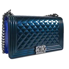 Chanel-Mittelgroße blaue Umhängetasche „Boy“ von Chanel aus Lackleder mit Klappe-Blau