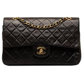 Chanel-Bolsa de ombro com aba preta Chanel média clássica forrada de pele de cordeiro-Preto