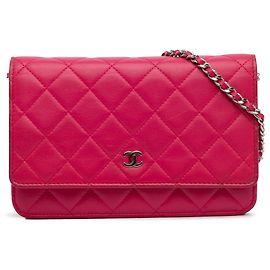 Carteira Chanel Rosa Clássica em Pele de Cordeiro com Corrente Rosa