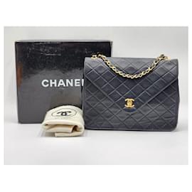 Chanel-Bolso clásico de sobre de Chanel con solapa individual y detalles en oro de 24 quilates.-Negro