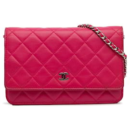 Chanel-Carteira Chanel Clássica de Pele de Cordeiro Rosa em Bolsa Crossbody com Corrente-Rosa