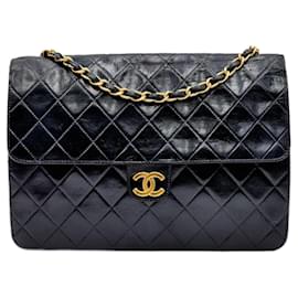 Chanel-Bolsa de ombro clássica e atemporal da Chanel de aba única.-Preto