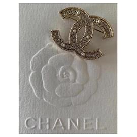 Chanel-Broche CC de Chanel B 19 S dorada con herrajes dorados.-Gold hardware