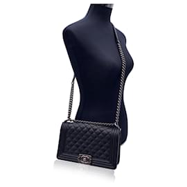 Chanel-Bolsa de ombro média para menino em couro de caviar preto acolchoado-Preto